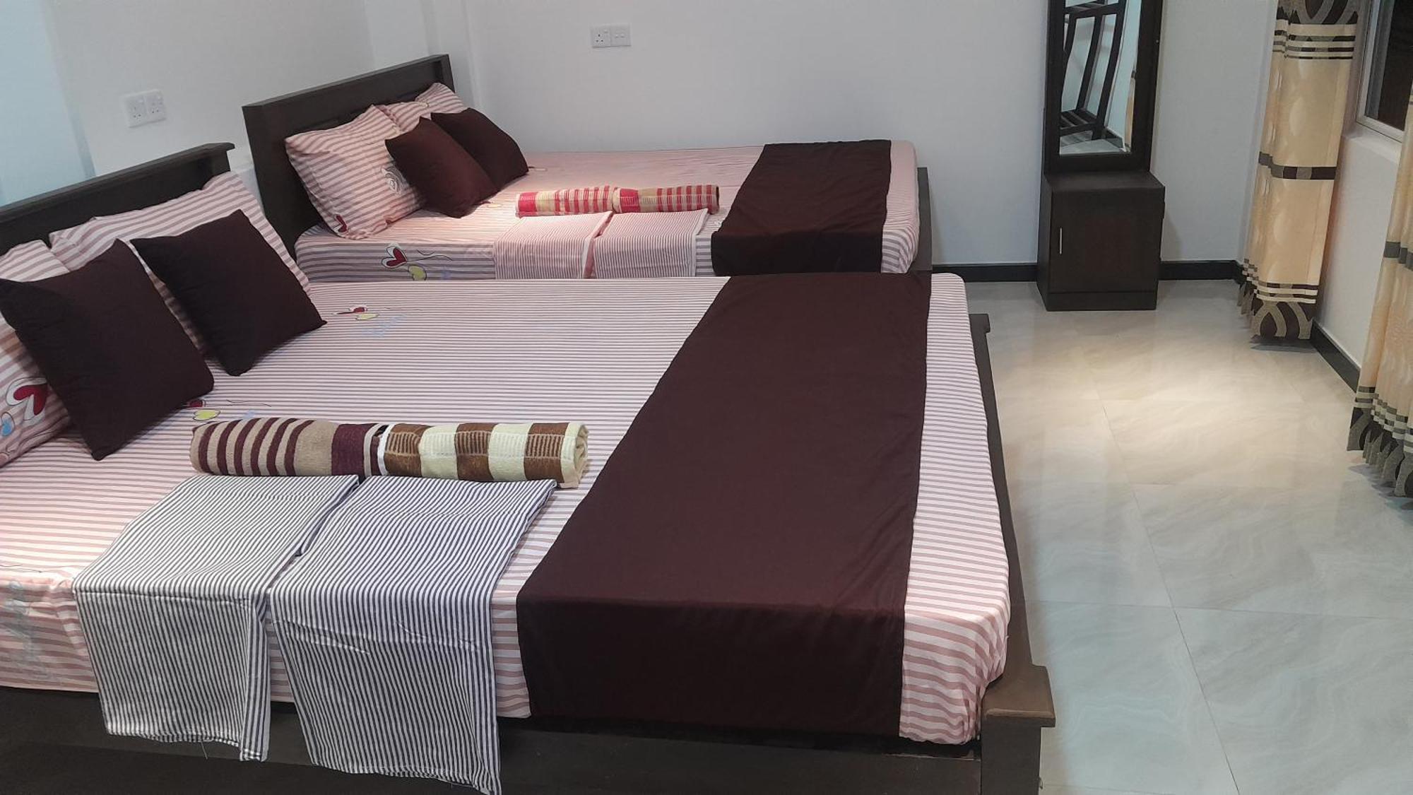Theepan'S Home نيلافيلي المظهر الخارجي الصورة